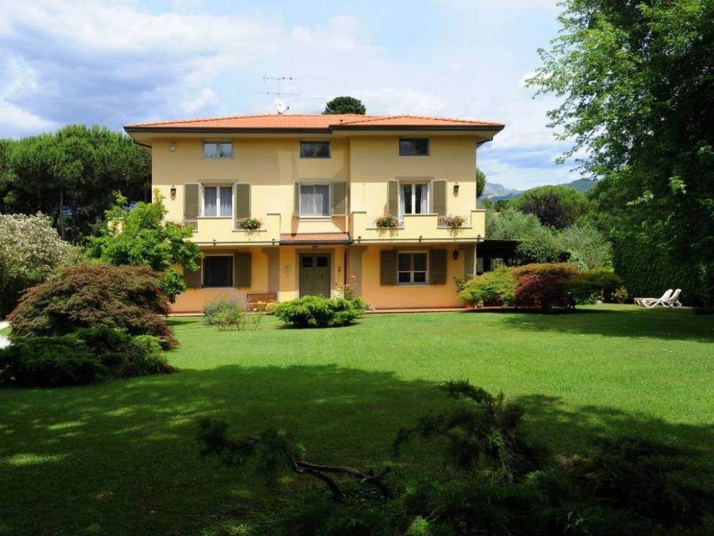 casa indipendente in vendita a Massa in zona Marina dei Ronchi