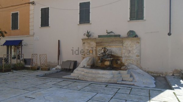 locale di sgombero in vendita a Massa in zona Quercioli