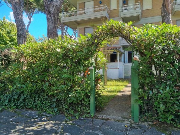 appartamento in vendita a Massa in zona Poveromo