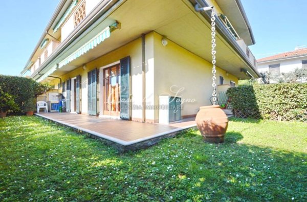 casa indipendente in vendita a Massa in zona Marina di Massa