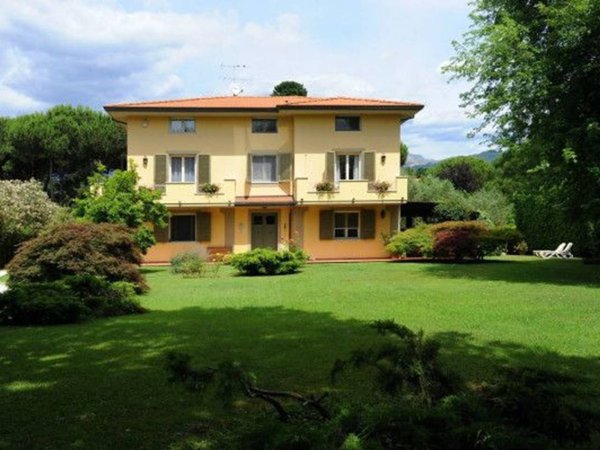 casa indipendente in vendita a Massa in zona Marina dei Ronchi