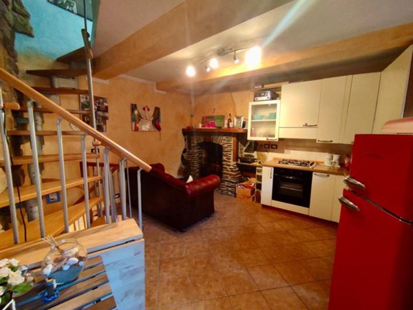 casa indipendente in vendita a Massa in zona Pariana