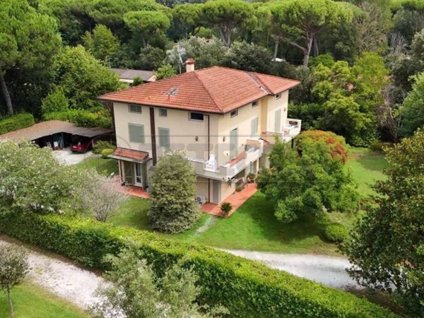 casa indipendente in vendita a Massa in zona Marina di Massa