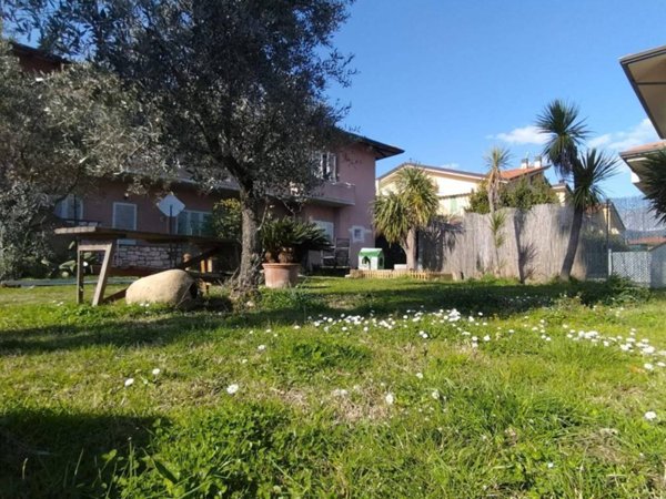 casa indipendente in vendita a Massa in zona Marina di Massa