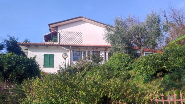 casa indipendente in vendita a Massa in zona Centro Storico