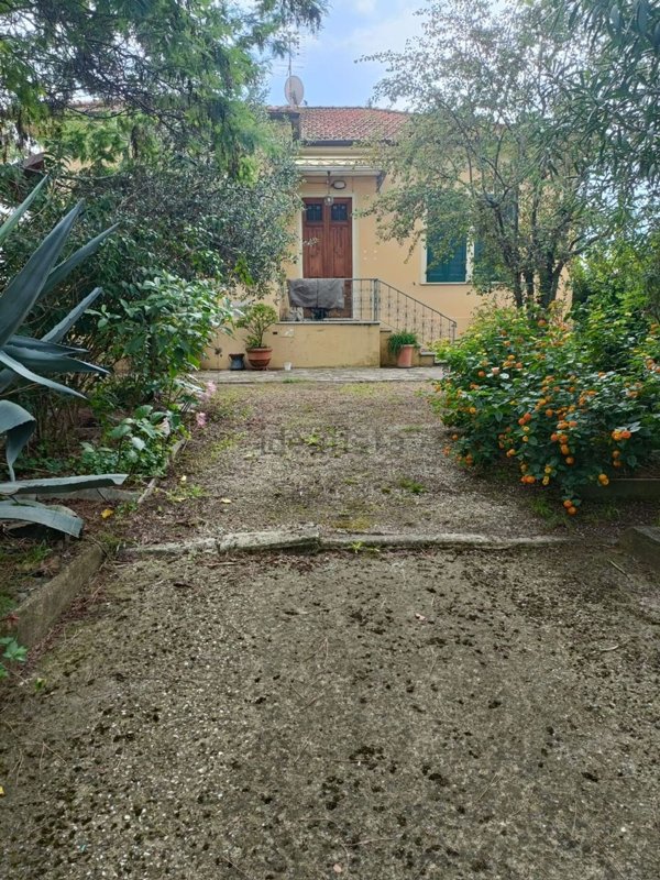 casa indipendente in vendita a Massa