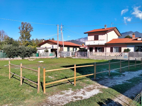 appartamento in vendita a Massa in zona Marina di Massa