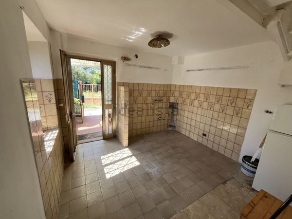 casa indipendente in vendita a Massa