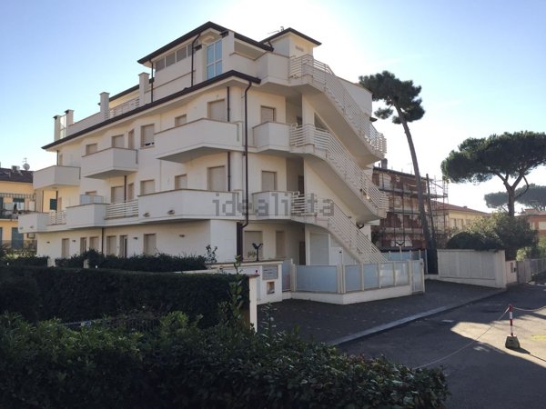 appartamento in vendita a Massa in zona Marina dei Ronchi