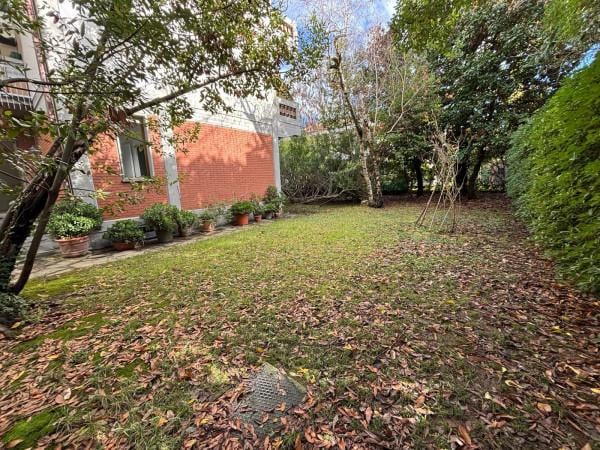 appartamento in vendita a Massa in zona Marina di Massa