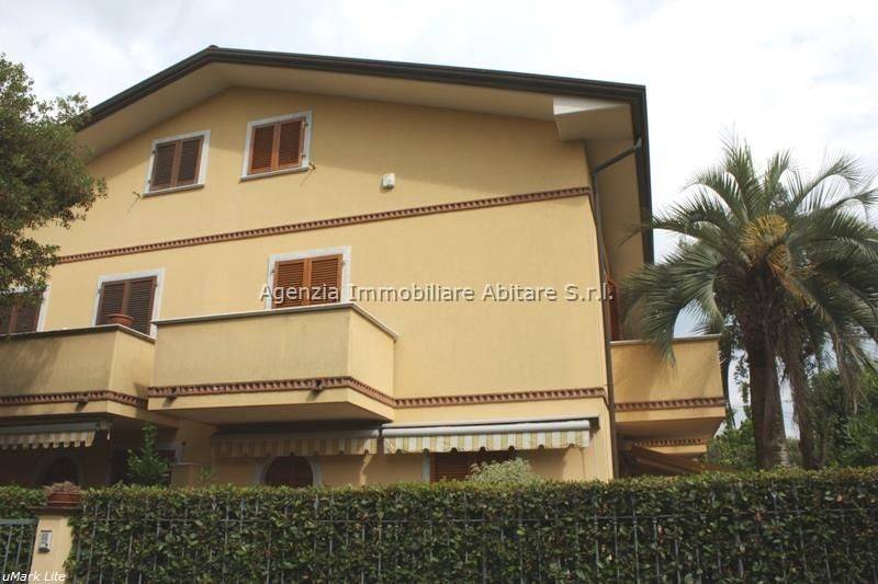 casa indipendente in vendita a Massa in zona Marina dei Ronchi