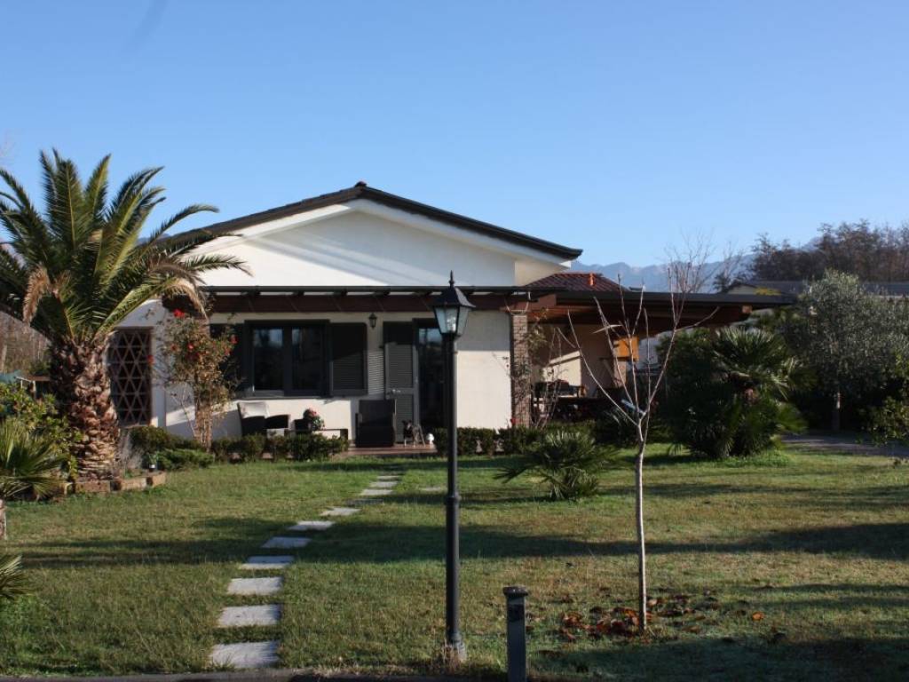casa indipendente in vendita a Massa in zona Marina di Massa