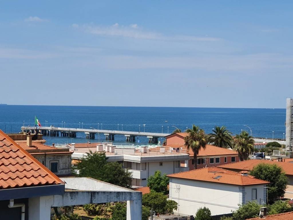 appartamento in vendita a Massa in zona Marina di Massa