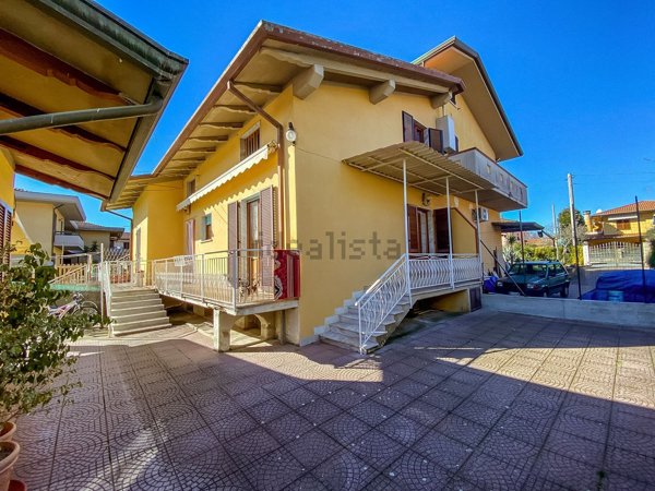 casa indipendente in vendita a Massa in zona Marina di Massa