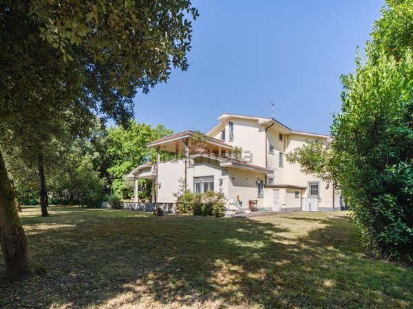 casa indipendente in vendita a Massa in zona Marina dei Ronchi