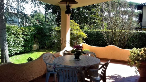 casa indipendente in vendita a Massa in zona Marina dei Ronchi