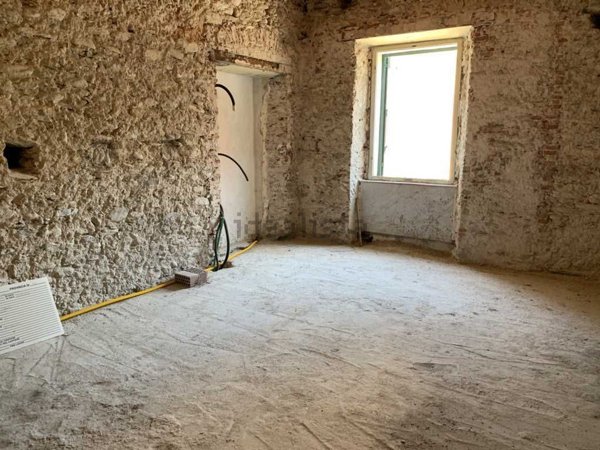 appartamento in vendita a Massa in zona Borgo del Ponte