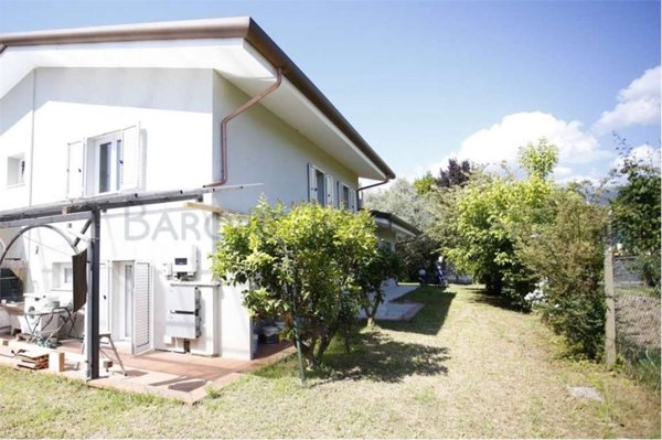casa indipendente in vendita a Massa in zona Poveromo
