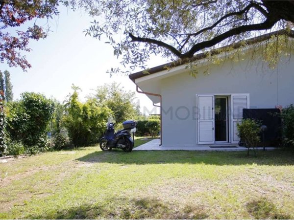 casa indipendente in vendita a Massa in zona Marina di Massa