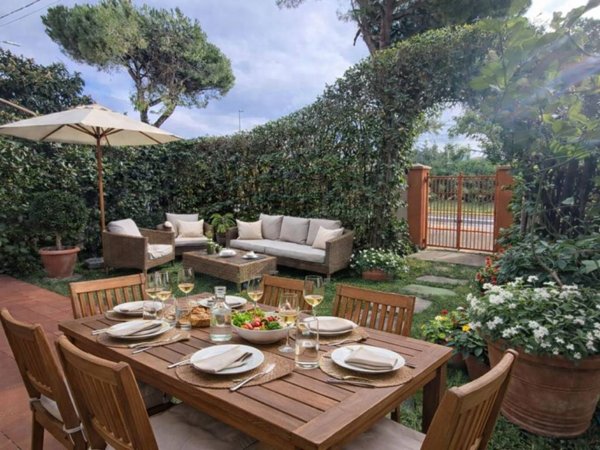 casa indipendente in vendita a Massa in zona Marina di Massa