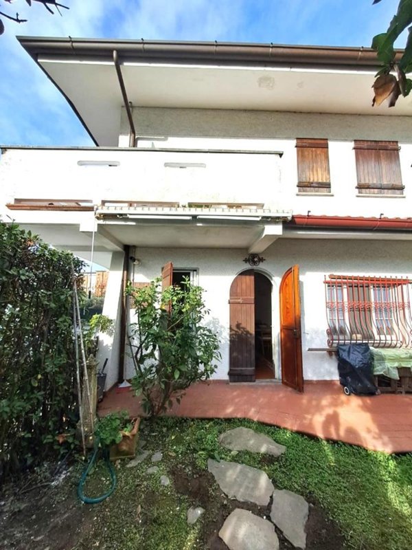 casa indipendente in vendita a Massa in zona Marina di Massa