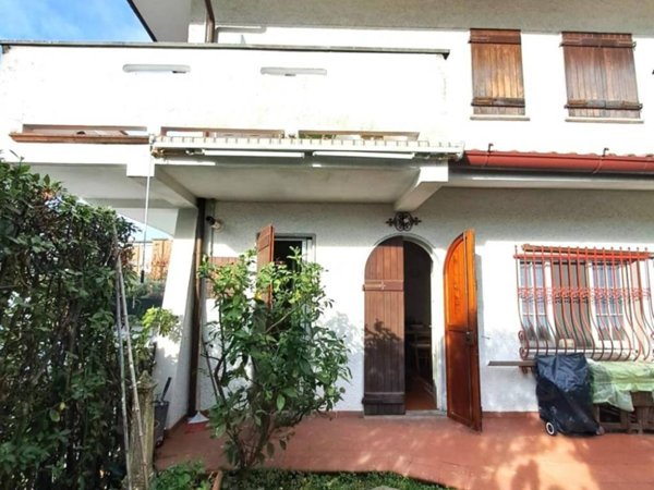 casa indipendente in vendita a Massa in zona Marina di Massa