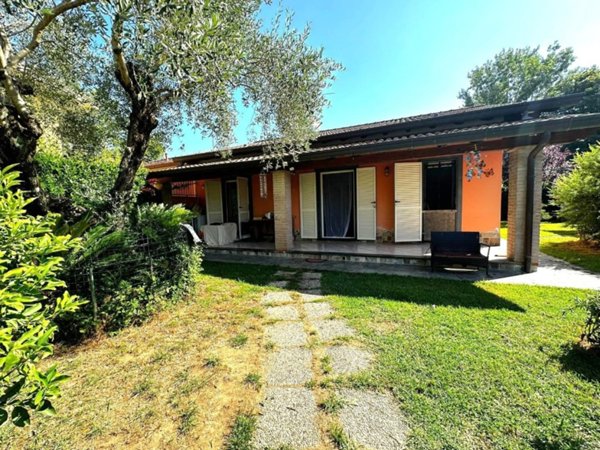 casa indipendente in vendita a Massa in zona Poveromo