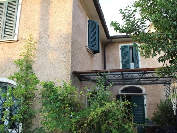 casa indipendente in vendita a Massa in zona Marina di Massa