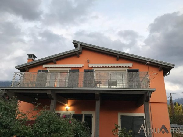 casa indipendente in vendita a Massa