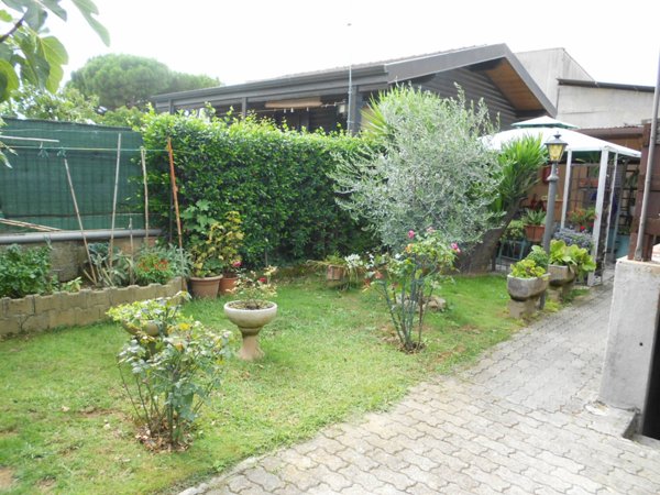 casa indipendente in vendita a Massa in zona Marina di Massa