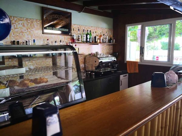 negozio in vendita a Massa in zona Marina di Massa