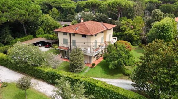 casa indipendente in vendita a Massa in zona Marina dei Ronchi