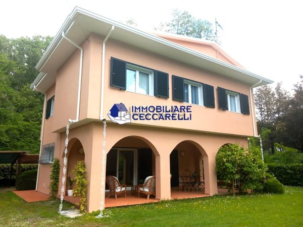 casa indipendente in vendita a Massa in zona Marina dei Ronchi
