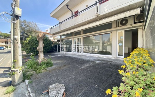 locale commerciale in vendita a Massa in zona Marina dei Ronchi