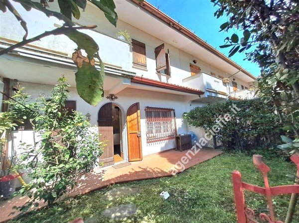 casa indipendente in vendita a Massa in zona Marina di Massa