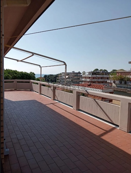 appartamento in vendita a Massa in zona Marina dei Ronchi