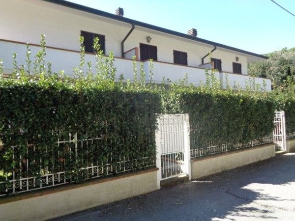 appartamento in vendita a Massa in zona Marina dei Ronchi