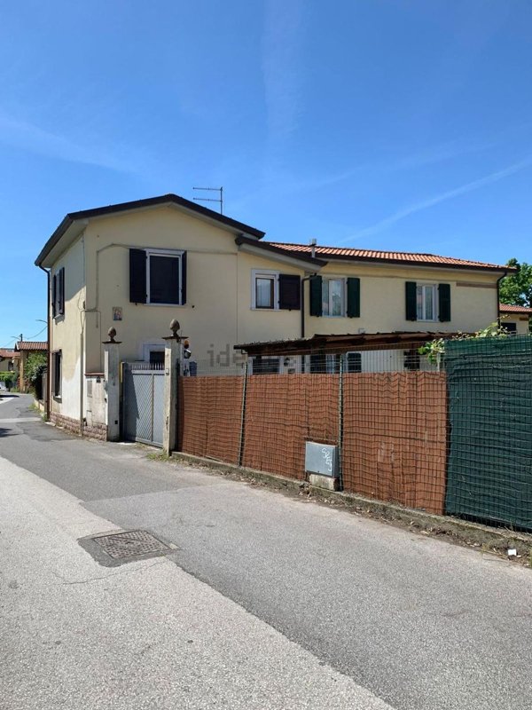 casa indipendente in vendita a Massa in zona Marina di Massa