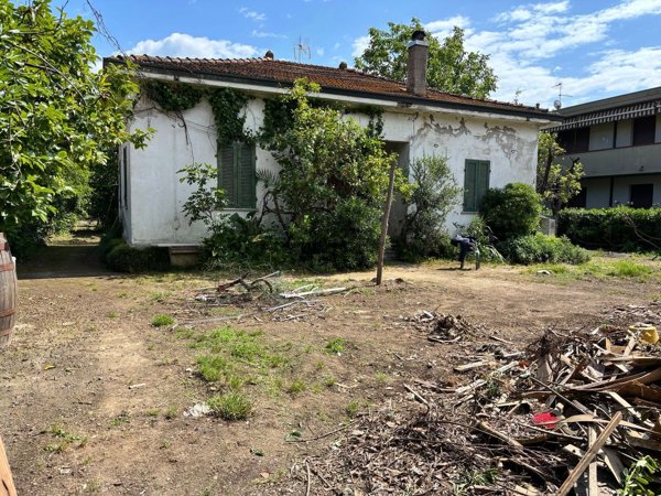 casa indipendente in vendita a Massa in zona Marina dei Ronchi