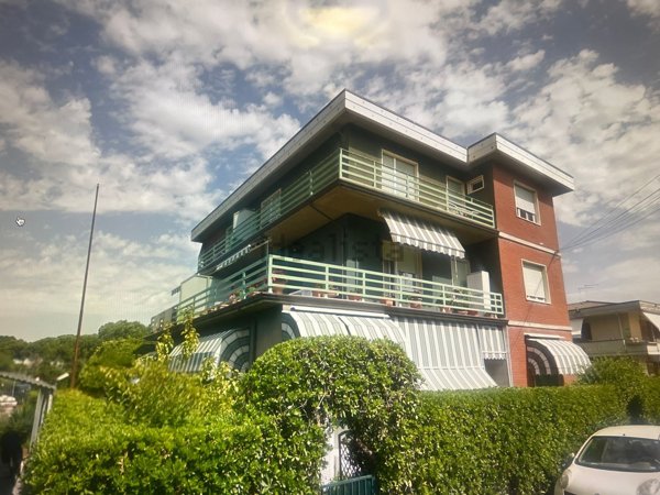 appartamento in vendita a Massa in zona Marina di Massa