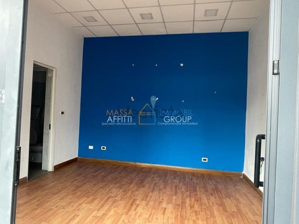 negozio in vendita a Massa in zona Marina di Massa