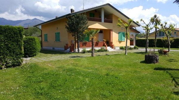 casa indipendente in vendita a Massa in zona Marina di Massa