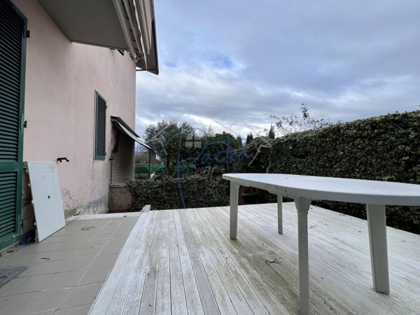 casa indipendente in vendita a Massa in zona Marina di Massa