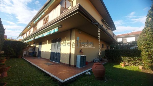 appartamento in vendita a Massa in zona Marina di Massa