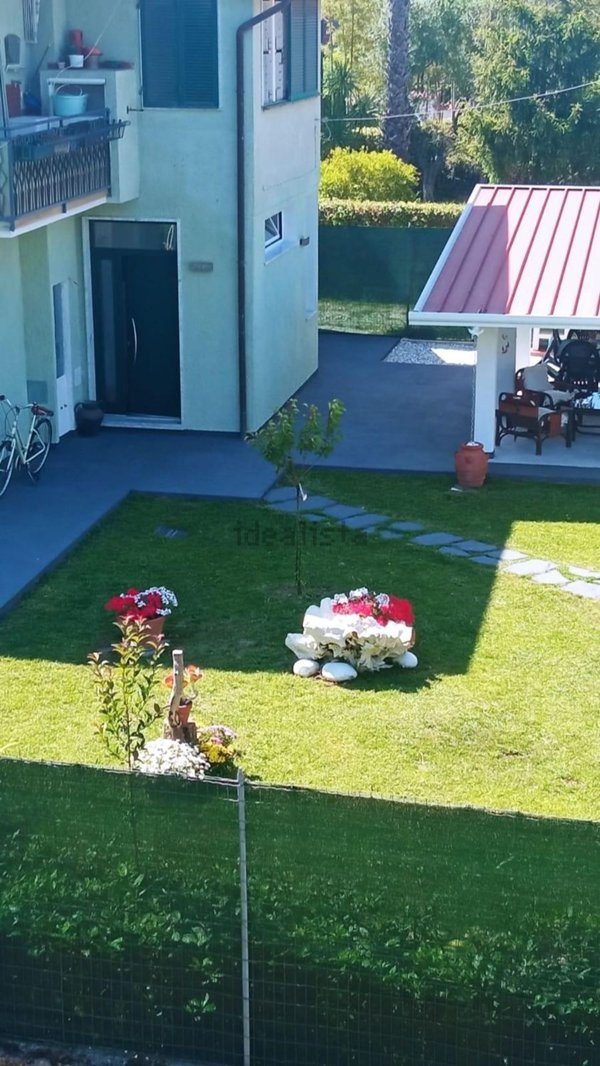 appartamento in vendita a Massa in zona Marina dei Ronchi