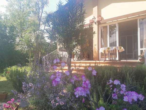 casa indipendente in vendita a Massa in zona Marina dei Ronchi