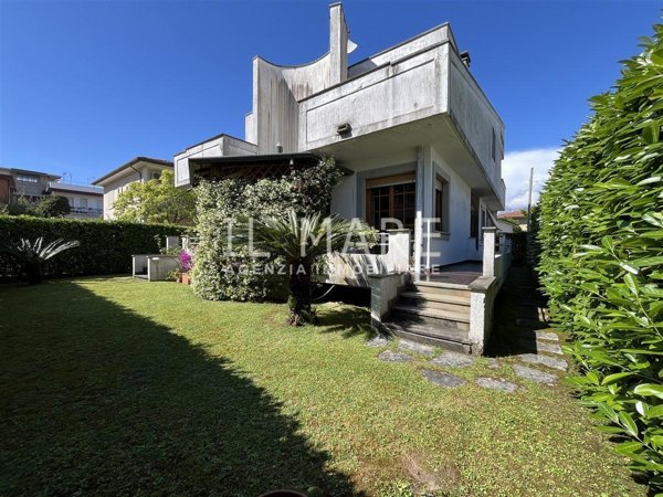 casa indipendente in vendita a Massa in zona Marina dei Ronchi