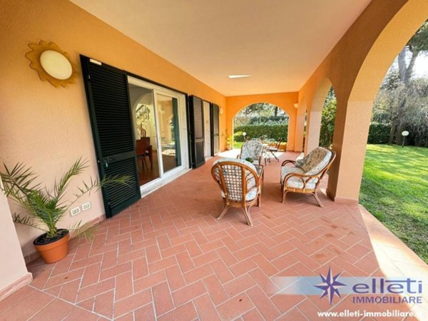 casa indipendente in vendita a Massa in zona Marina dei Ronchi