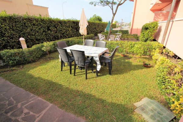 casa indipendente in vendita a Massa in zona Marina dei Ronchi