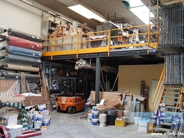 locale commerciale in vendita a Massa in zona Castagnola